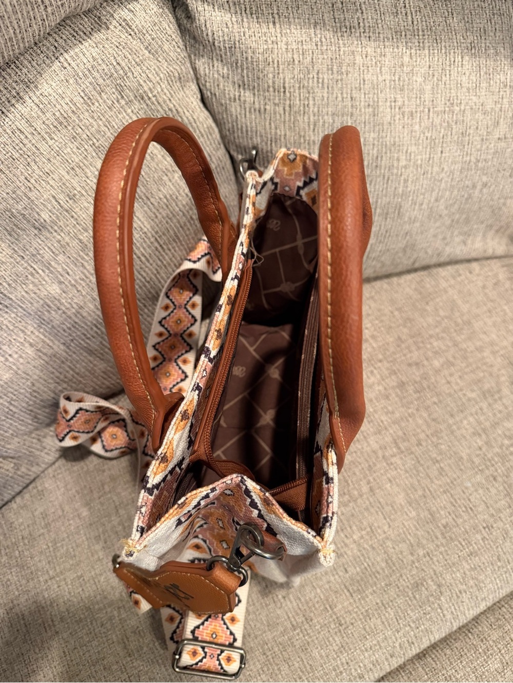 Wrangler Aztec Patterned Canvas Crossbody Bag in Cream and Tan - Picture 5 of 12